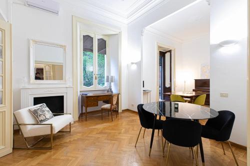 a living room with a table and chairs at Antonelli Place in Rome
