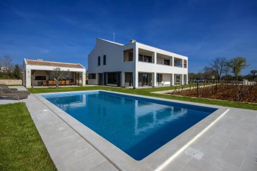 Villa Bianca for families with wellness & private tennis court