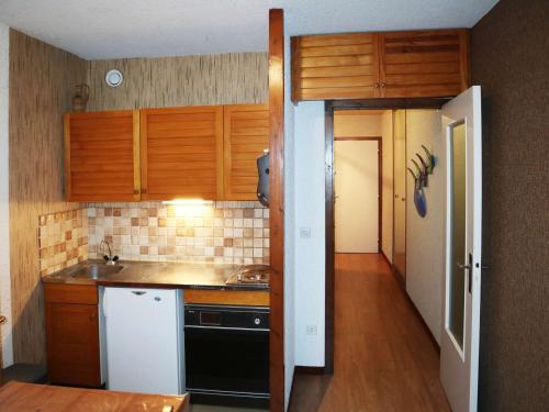 Appartement Les Orres, 1 pièce, 4 personnes - FR-1-322-122にあるキッチンまたは簡易キッチン