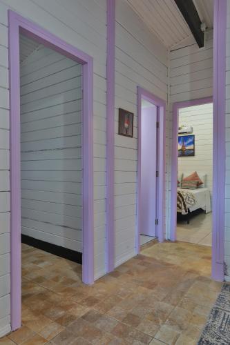 a garage with purple doors and a bedroom at La Vita Pousada de Charme in Campos do Jordão
