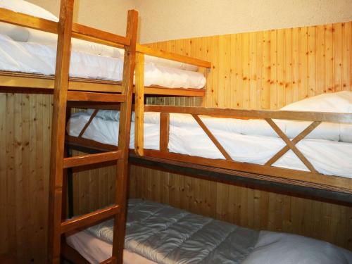 - une chambre avec 3 lits superposés dans une cabine dans l'établissement Studio cosy aux Orres, accès direct pistes, balcon sud, 4 pers, proche patinoire - FR-1-322-122, aux Orres
