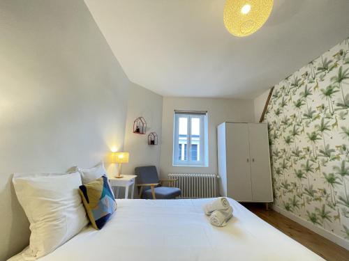 a bedroom with a white bed and a desk at Les Bahamas - Piscine - Centre - 16p - Rêve au Mans in Le Mans