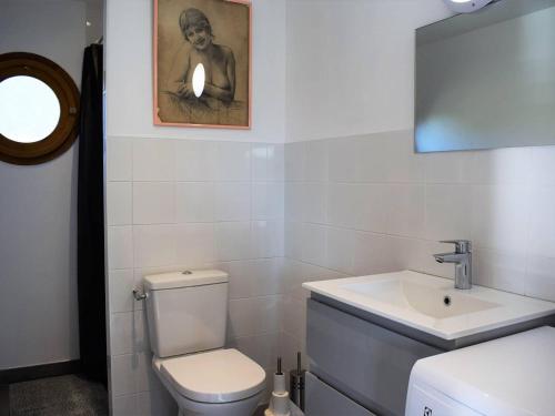 une salle de bain avec toilettes et lavabo dans l'établissement Maison neuve avec jardin à 150m de la mer à Trégastel, proche port et plage - FR-1-368-145, à Trégastel