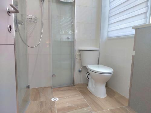 ein Bad mit einem WC und einer Dusche in der Unterkunft Paradise in haifa near the bahai gardens in Haifa