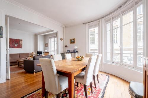 une salle à manger avec une table et des chaises dans l'établissement Veeve - Flowers from Paris, à Paris