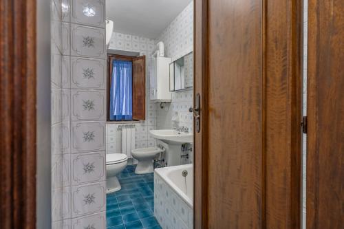a bathroom with a tub and a sink and a toilet at Via Roma 44 - YourPlace Abruzzo in Roccaraso