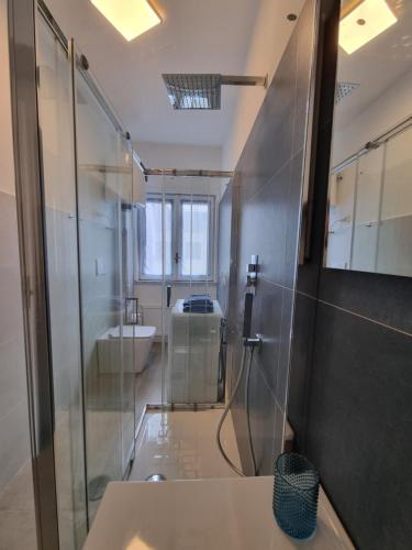 een badkamer met een douche, een wastafel en een toilet bij La Pigna di Taormina in Mascali