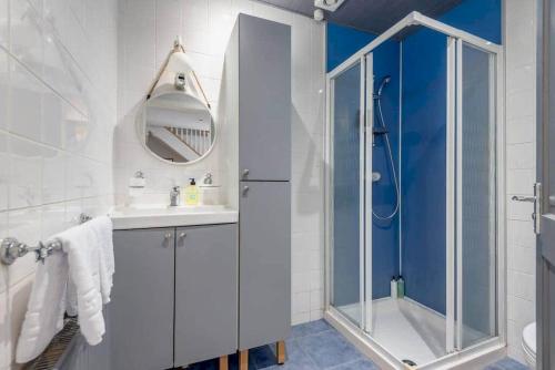 baño blanco con ducha y lavamanos en Rosemount - Perfect for Gatherings - Kilrenny en Fife