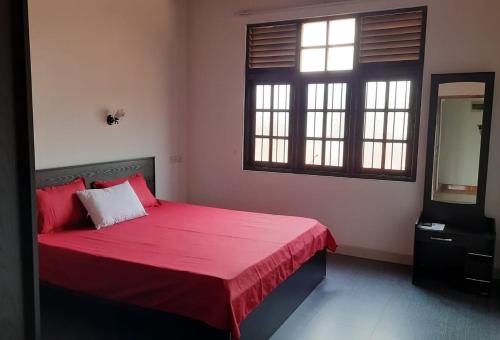 - une chambre avec un lit rouge et une couverture rouge dans l'établissement Party allowed Ja Ela Luxury entire home with 4 rooms, à Ja-Ela