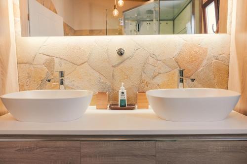 dos lavabos blancos en un mostrador en un baño en Shangri-La Fuerteventura, en Tefía
