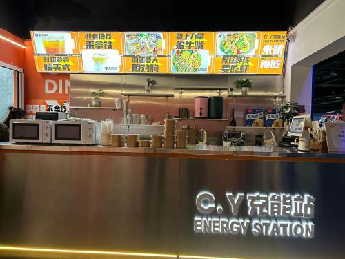 a counter in a restaurant with a microwave at Annie Apartment - only 120 metres from Metro Line 2 Exit B of Chuanxingulou in Kunming