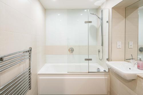 bagno con vasca, lavandino e doccia di 2bed flat with the view/Kingston a Londra