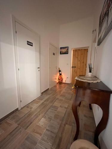 a living room with a wooden floor and a table at B&B borgo Dolcecanto in Gravina in Puglia