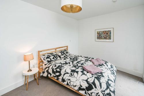 una camera con un letto e una lampada su un tavolo di 2bed flat with the view/Kingston a Londra