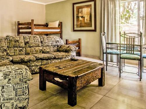 salon z kanapą i stołem w obiekcie The Russel Guest House w mieście Port Elizabeth