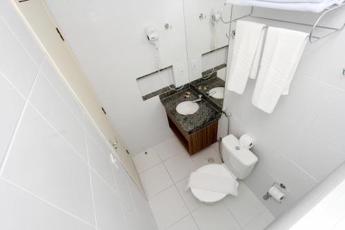 - une salle de bains avec toilettes et lavabo dans l'établissement L'acqua diRoma 12345 / Temporada CN, à Caldas Novas
