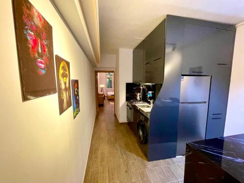eine Küche mit einem Kühlschrank und einer Arbeitsplatte in der Unterkunft Cosy flat nearTaksim/Nişantaşi in Istanbul