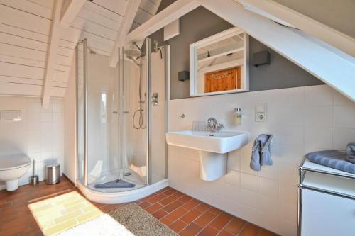 a bathroom with a sink and a shower at Kate 60 in Borkum
