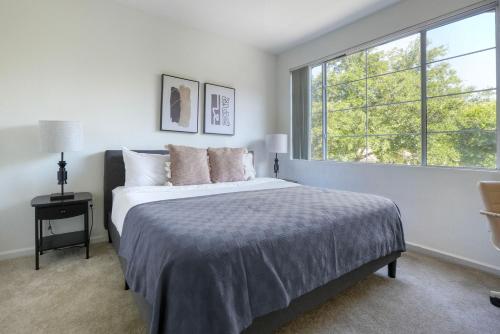 Ένα ή περισσότερα κρεβάτια σε δωμάτιο στο San Jose 1BR w pool gym wd nr highways SFO-1091