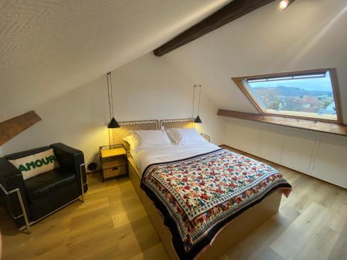 une chambre avec un lit, une fenêtre et une chaise dans l'établissement Cottage familial avec jardin à Dives-sur-Mer, à Dives-sur-Mer