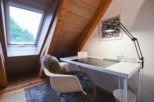 a home office with a desk and a chair at Kate 60 - Suite Twee in Borkum