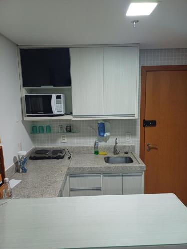 uma cozinha com um lavatório e um micro-ondas em Brookfield Tower em Goiânia
