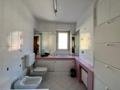 un bagno con un water e un lavandino di Beau Soleil ad Aosta