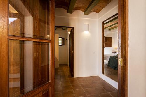 un corridoio con porta che conduce a una camera da letto di CAN NOVES - Villa de 5 suites 31 y 9 a Sant Francesc Xavier