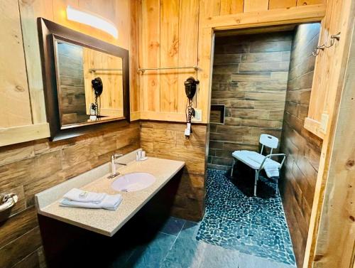 y baño con lavabo y espejo. en Americas Best Value Inn Wall, en Wall