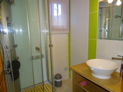 y baño con ducha acristalada y lavamanos. en Domaine du Mayne - Le Chene - Clévacances 2 Clés, en Blanquefort-sur-Briolance