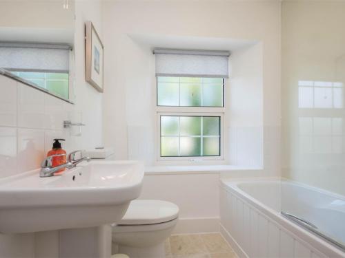 biała łazienka z umywalką, toaletą i wanną w obiekcie 3 Bed in Portesham DC181 w mieście Portesham
