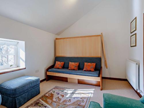Un pat sau paturi într-o cameră la 1 Bed in Alness CA015