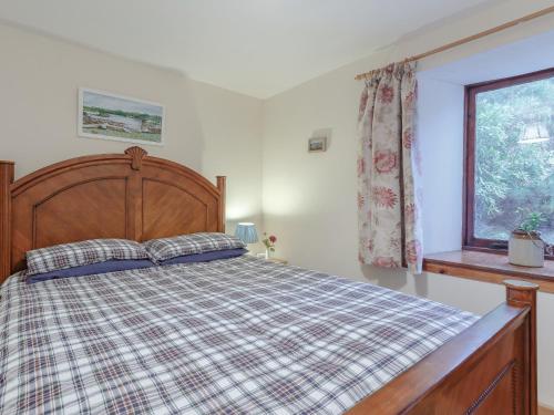 - une chambre avec un grand lit et une fenêtre dans l'établissement 1 Bed in Badachro CA357, à Strath
