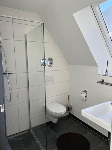 Moderne Wohnung Karlsruhe Neureut في كارلسروه: حمام مع مرحاض ومغسلة