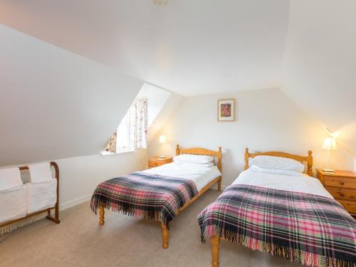 two twin beds in a room with white walls at 2 Bed in Applecross CA422 in Applecross