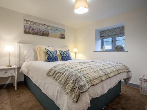 Un dormitorio con una cama grande y una ventana en 3 Bed in Looe 77865, en Saint Keyne