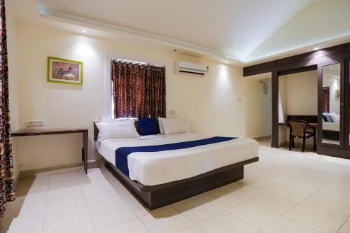 1 dormitorio con 1 cama grande en una habitación en Lemon Zest Oasis By JadeCaps Pvt Pool 6BHK Goa en Nuvem
