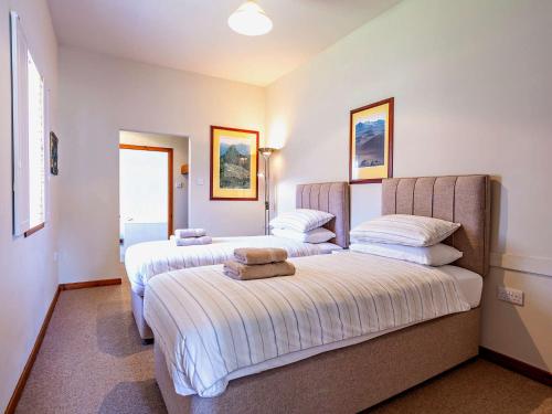 duas camas num quarto de hotel com duas camas em 1 Bed in Alness CA232 em Boath