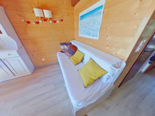 une petite chambre avec un canapé dans une cabane en bois dans l'établissement Appartement Les Saisies, 2 pièces, 4 personnes - FR-1-594-322, à Hauteluce