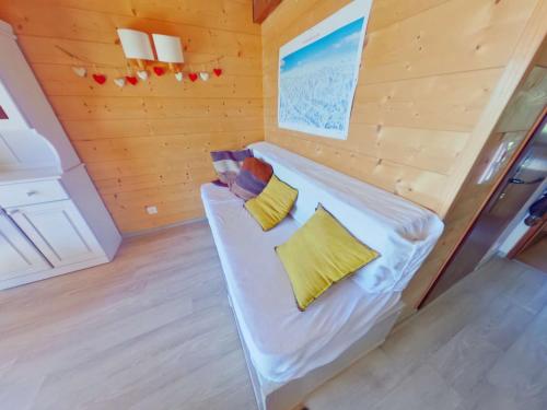 une petite chambre avec un canapé dans une cabane en bois dans l'établissement Appartement cosy 2 pièces aux Saisies, à proximité des pistes, pour 4 personnes - FR-1-594-322, à Hauteluce