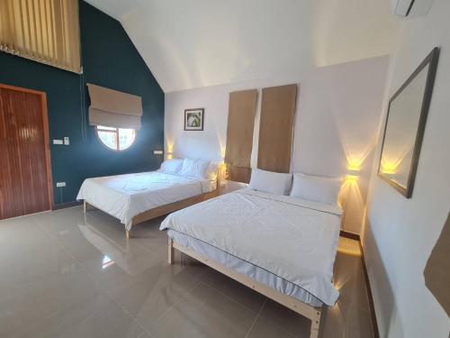 1 Schlafzimmer mit 2 Betten in einem Zimmer in der Unterkunft Chill House in Pak Chong