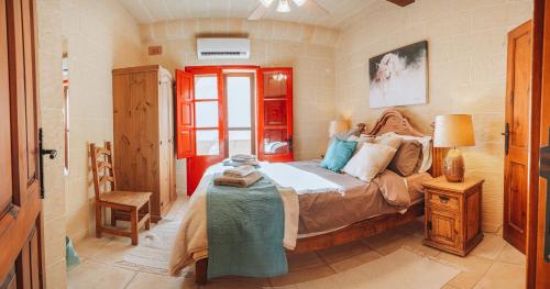 una camera da letto con un letto e un tavolo di Amaryllis Holiday Home a Qala