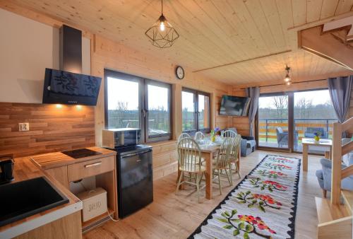 a kitchen and dining room in a log cabin at Góralski Domek Tomek in Ciche