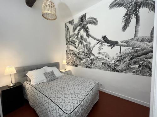 une chambre avec un lit et un tableau au mur dans l'établissement La petite cigale by K6conciergerie, à Cassis