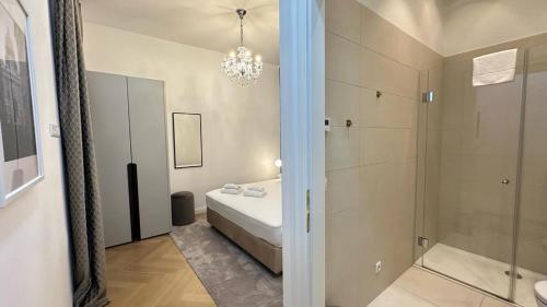 La salle de bains est pourvue d'un lit, d'une douche et d'un lavabo. dans l'établissement Vienna Stay Apartments Taborstrasse, à Vienne