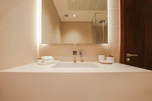 Luxe Living: Spacious Waterfront 2BR in Marina Gate photo 3