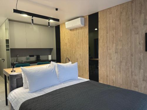 Ένα ή περισσότερα κρεβάτια σε δωμάτιο στο Chudodiyevo Park- Hotel
