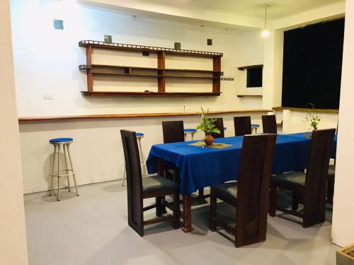 une salle de conférence avec une table bleue et des chaises dans l'établissement LEON PARADISE SURF BEACH, à Matara