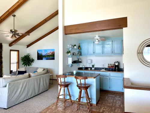 cocina y sala de estar con armarios azules en Luxury Yosemite Lake House, en Groveland