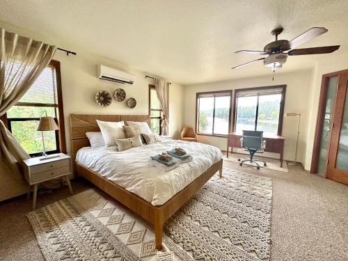 1 dormitorio con 1 cama con ventilador y escritorio en Luxury Yosemite Lake House, en Groveland